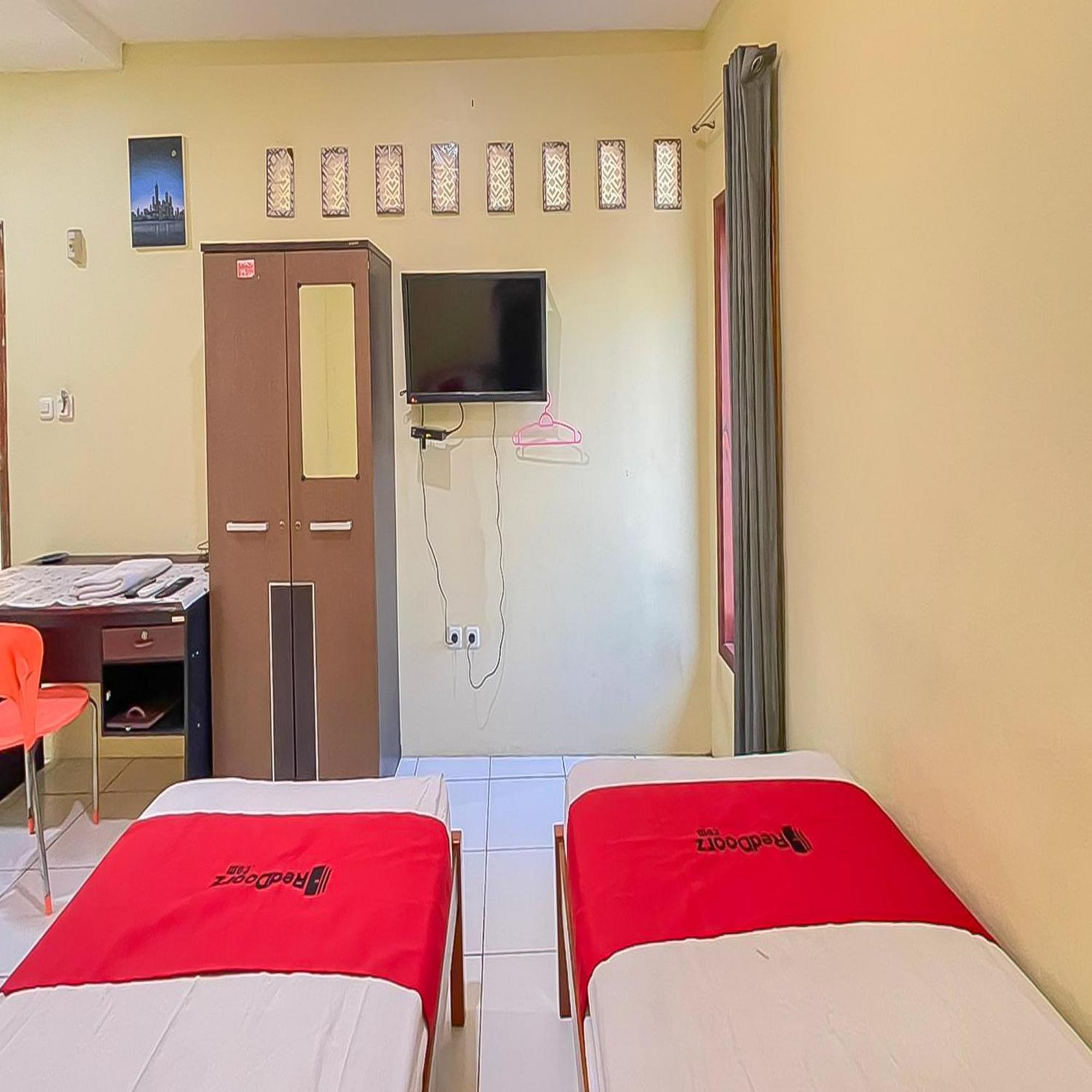 Reddoorz At Wahidin Street Cirebon Hotel ภายนอก รูปภาพ